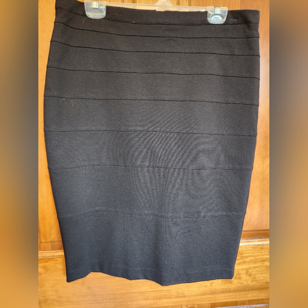 (4 For $20)Virtue Womens Black Pencil Skirt.   Size 14.  Zip back.  Beautiful.
